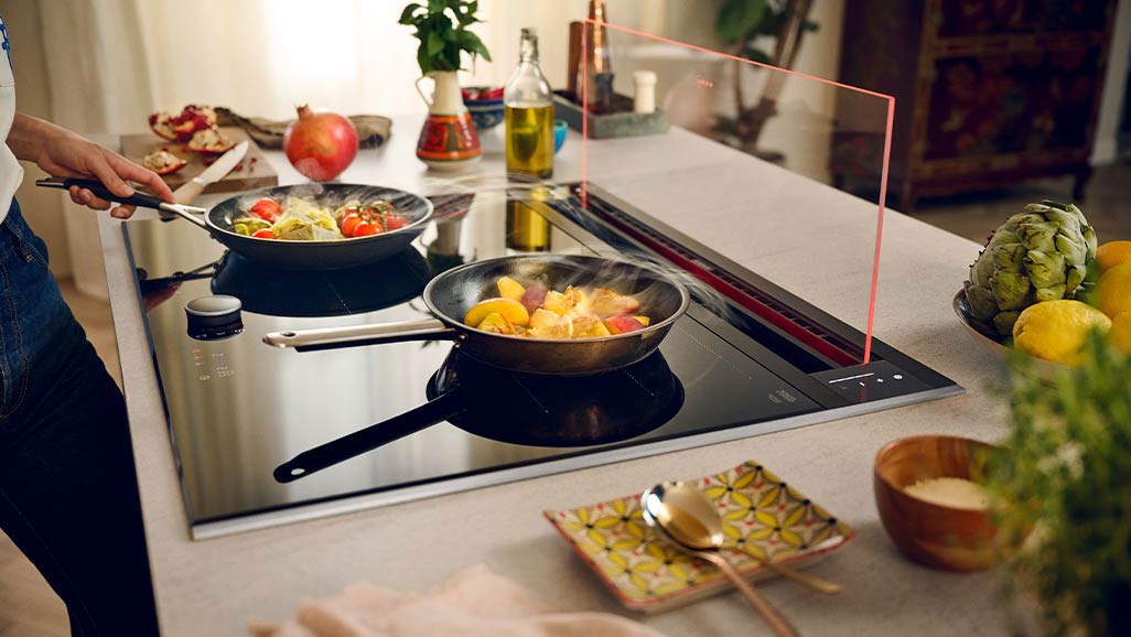 Eine Frau kocht Mittagessen